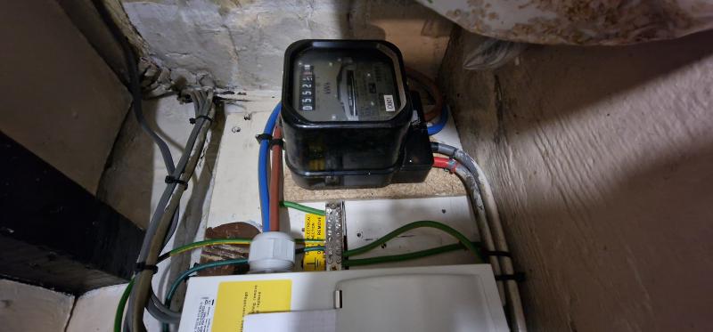 Name:  DB01 dial meter main house electrics.jpg
Views: 2151
Size:  37.4 KB